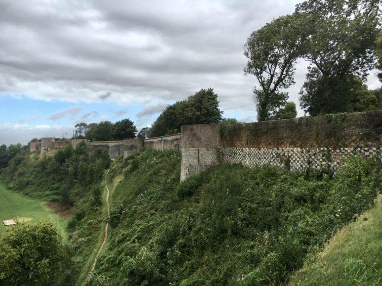 Au Dela Des Remparts Villa Montreuil  Dış mekan fotoğraf